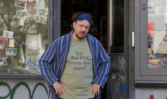 Der_Held_vom_Bahnhof_Friedrichstrasse__Still__© X Verleih AG__Frédéric Batier.jpg Der_Held_vom_Bahnhof_Friedrichstrasse__Still__© X Verleih AG__Frédéric Batier.jpg