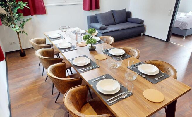 CROWN LIVING Design Loft, KÃ¼che, Bibliothek, Gartensitzplatz