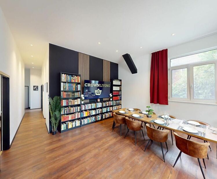 CROWN LIVING Design Loft, Küche, Bibliothek, Gartensitzplatz CROWN LIVING Design Loft, Küche, Bibliothek, Gartensitzplatz
