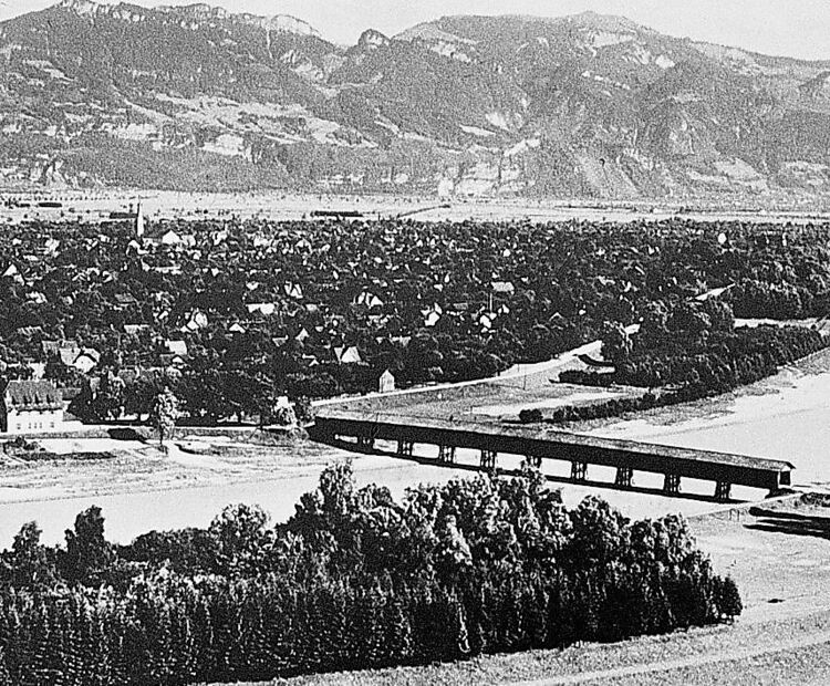 Unterfahrbrücke mit Rhein Lustenau © Nipp Unterfahrbrücke mit Rhein Lustenau © Nipp