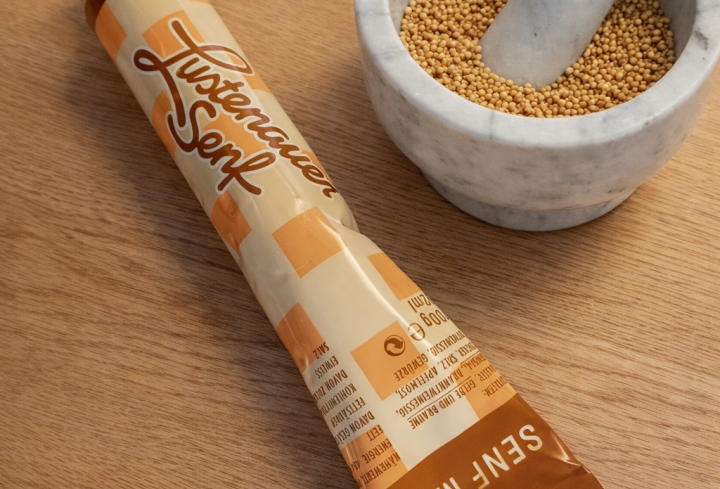 Eine Tube Senf in einem Mörser und StöÃel Eine Tube Senf in einem Mörser und StöÃel