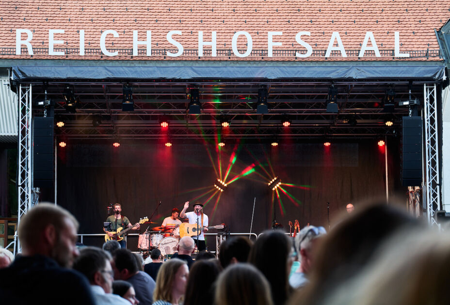 Sommer am Platz 2022_Moose Crossing_The Rubberneckers@Miro Kuzmanovic15.jpg