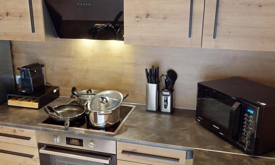 CROWN LIVING Design Loft, KÃ¼che, Bibliothek, Gartensitzplatz