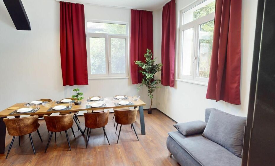 CROWN LIVING Design Loft, KÃ¼che, Bibliothek, Gartensitzplatz