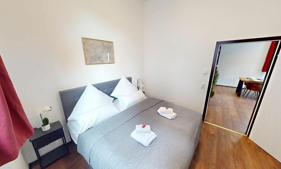 CROWN LIVING Design Loft, KÃ¼che, Bibliothek, Gartensitzplatz