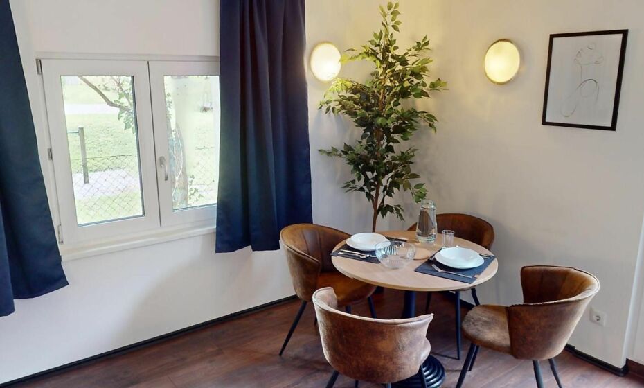 CROWN LIVING Design Loft, KÃ¼che, Bibliothek, Gartensitzplatz