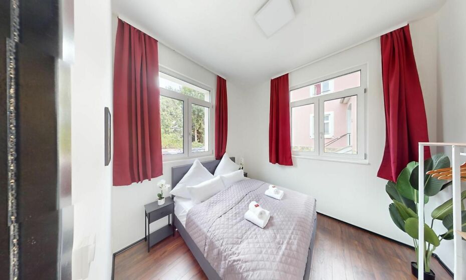 CROWN LIVING Design Loft, KÃ¼che, Bibliothek, Gartensitzplatz