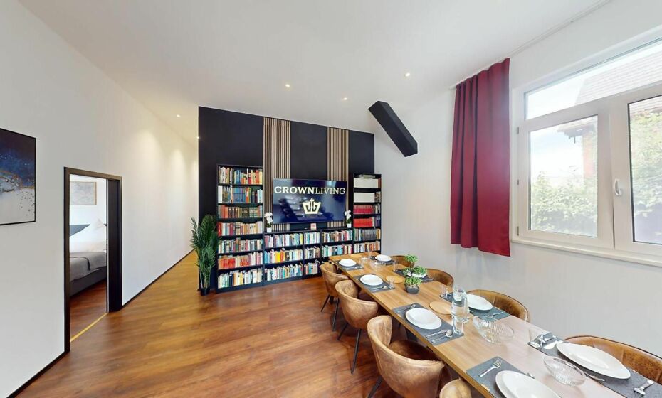 CROWN LIVING Design Loft, Küche, Bibliothek, Gartensitzplatz CROWN LIVING Design Loft, Küche, Bibliothek, Gartensitzplatz