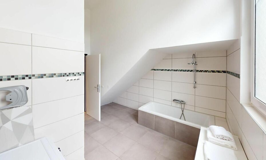 CROWN LIVING Design Loft, KÃ¼che, Bibliothek, Gartensitzplatz