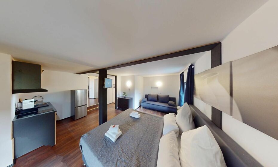 CROWN LIVING Design Loft, KÃ¼che, Bibliothek, Gartensitzplatz