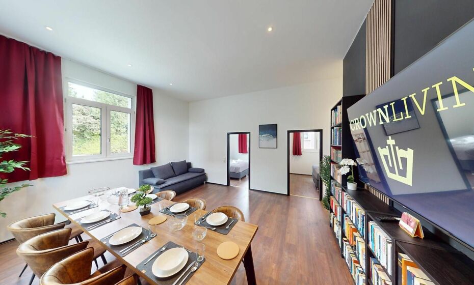 CROWN LIVING Design Loft, KÃ¼che, Bibliothek, Gartensitzplatz