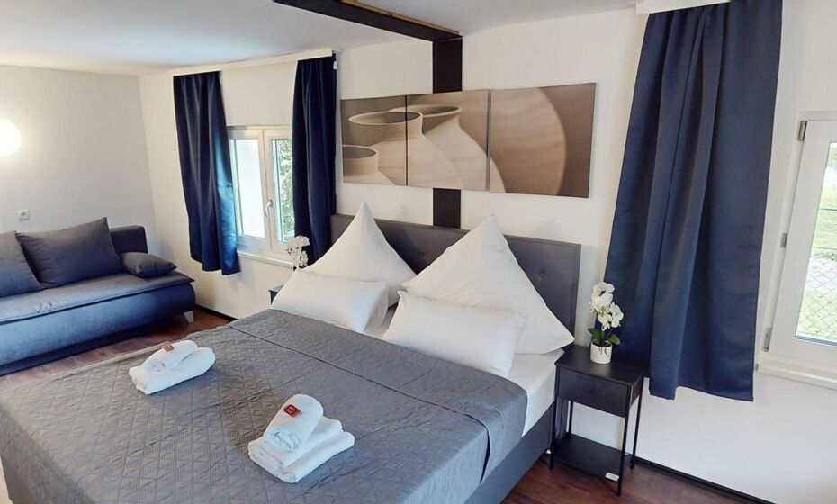 CROWN LIVING Design Loft, KÃ¼che, Bibliothek, Gartensitzplatz