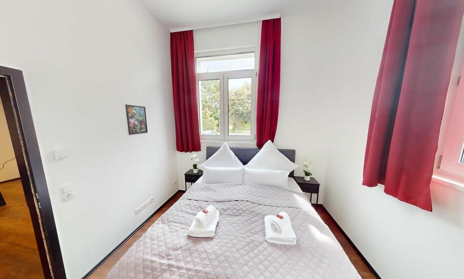 CROWN LIVING Design Loft, KÃ¼che, Bibliothek, Gartensitzplatz