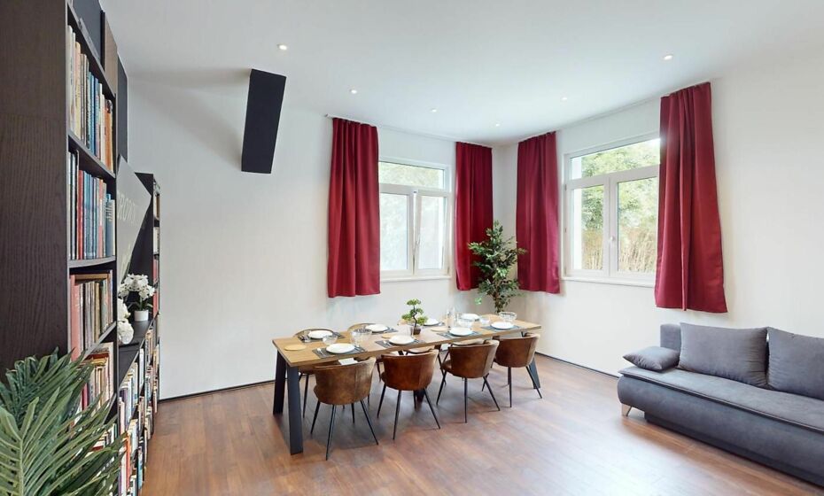 CROWN LIVING Design Loft, KÃ¼che, Bibliothek, Gartensitzplatz