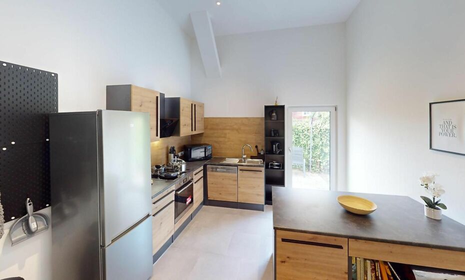 CROWN LIVING Design Loft, Küche, Bibliothek, Gartensitzplatz CROWN LIVING Design Loft, Küche, Bibliothek, Gartensitzplatz