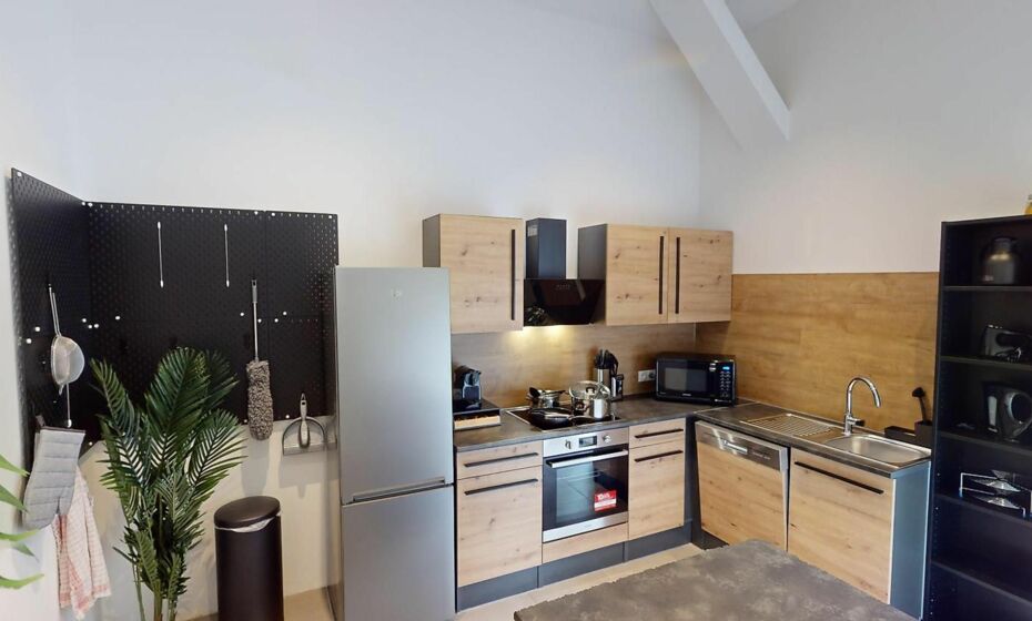 CROWN LIVING Design Loft, KÃ¼che, Bibliothek, Gartensitzplatz