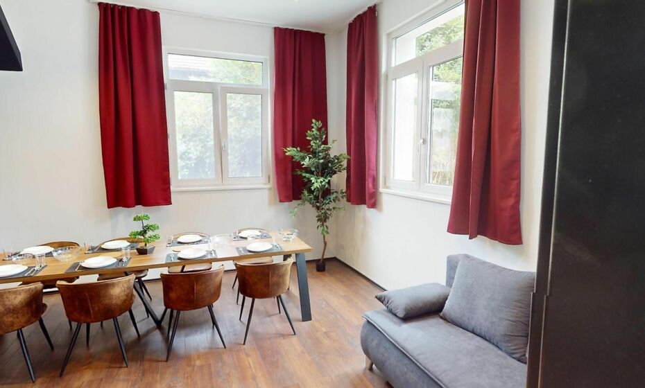 CROWN LIVING Design Loft, KÃ¼che, Bibliothek, Gartensitzplatz