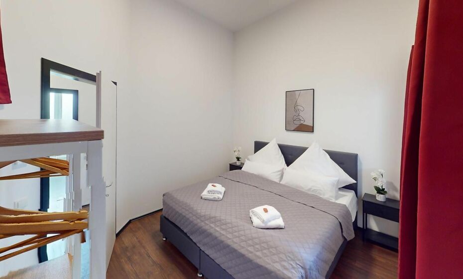 CROWN LIVING Design Loft, KÃ¼che, Bibliothek, Gartensitzplatz