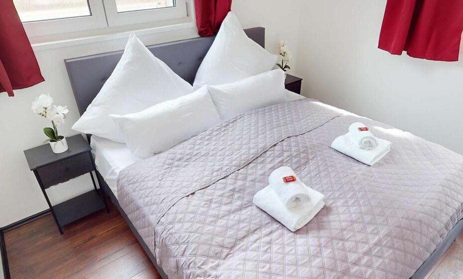 CROWN LIVING Design Loft, Küche, Bibliothek, Gartensitzplatz CROWN LIVING Design Loft, Küche, Bibliothek, Gartensitzplatz