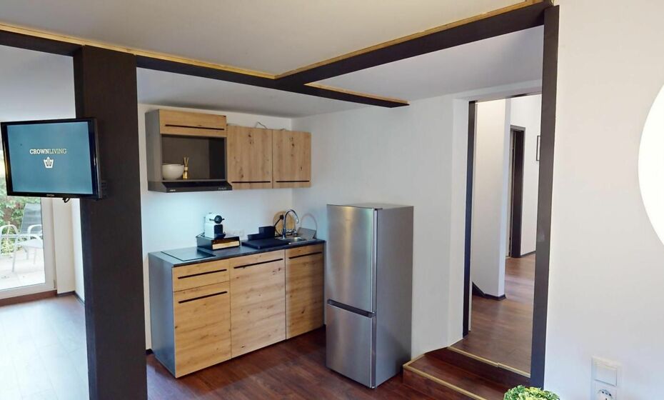 CROWN LIVING Design Loft, KÃ¼che, Bibliothek, Gartensitzplatz