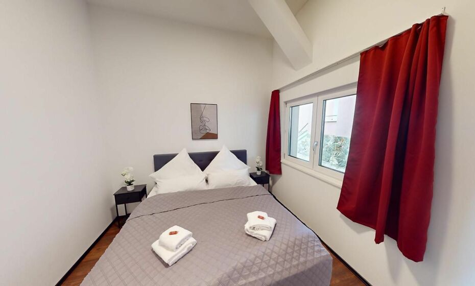 CROWN LIVING Design Loft, Küche, Bibliothek, Gartensitzplatz CROWN LIVING Design Loft, Küche, Bibliothek, Gartensitzplatz