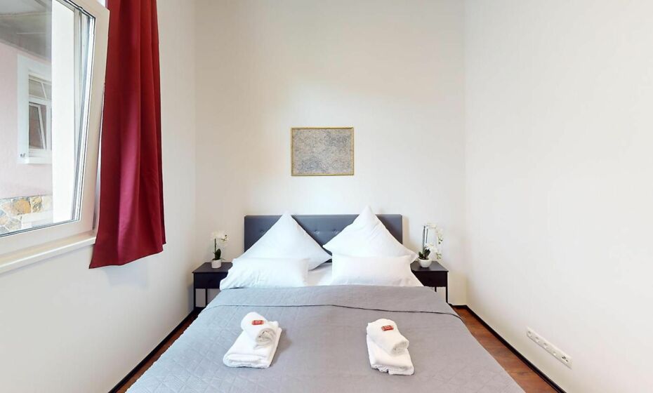 CROWN LIVING Design Loft, Küche, Bibliothek, Gartensitzplatz CROWN LIVING Design Loft, Küche, Bibliothek, Gartensitzplatz