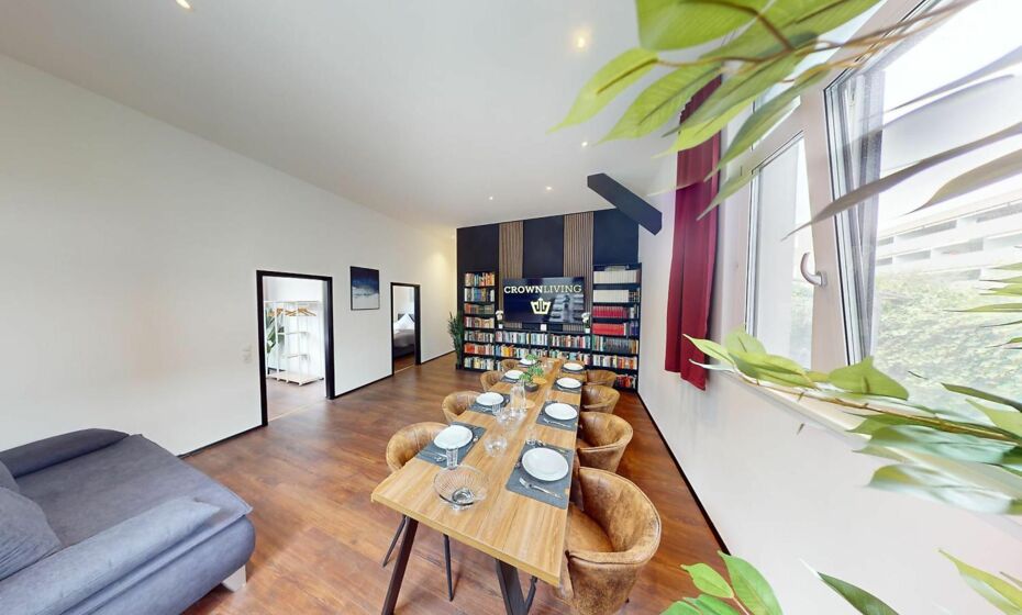 CROWN LIVING Design Loft, KÃ¼che, Bibliothek, Gartensitzplatz