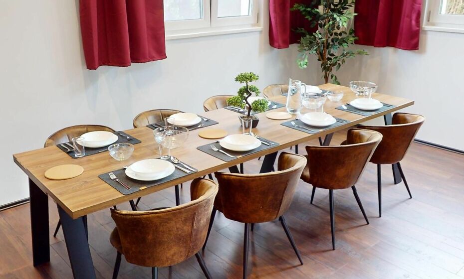 CROWN LIVING Design Loft, KÃ¼che, Bibliothek, Gartensitzplatz