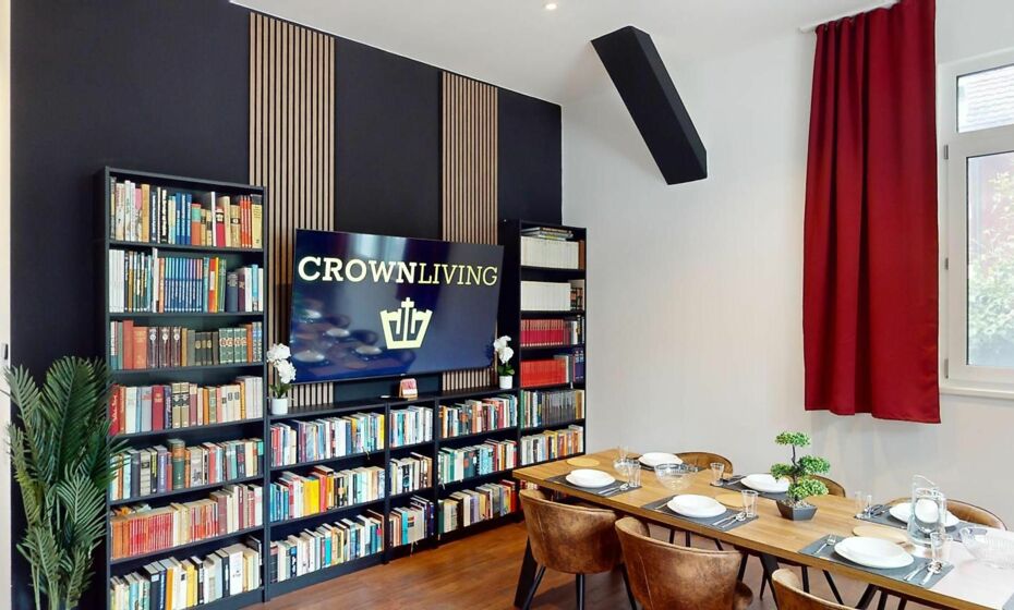 CROWN LIVING Design Loft, Küche, Bibliothek, Gartensitzplatz CROWN LIVING Design Loft, Küche, Bibliothek, Gartensitzplatz