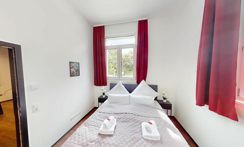 CROWN LIVING Design Loft, KÃ¼che, Bibliothek, Gartensitzplatz