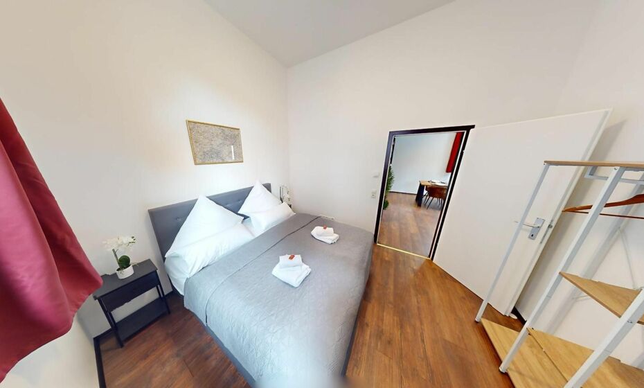 CROWN LIVING Design Loft, KÃ¼che, Bibliothek, Gartensitzplatz