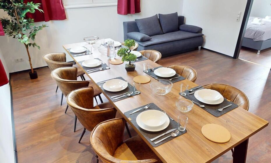 CROWN LIVING Design Loft, KÃ¼che, Bibliothek, Gartensitzplatz