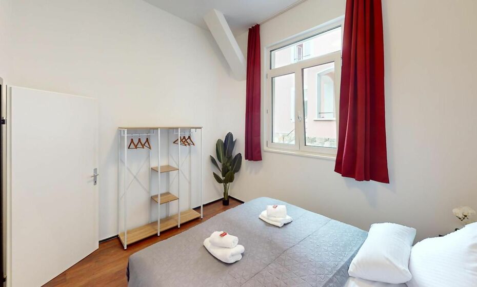 CROWN LIVING Design Loft, KÃ¼che, Bibliothek, Gartensitzplatz