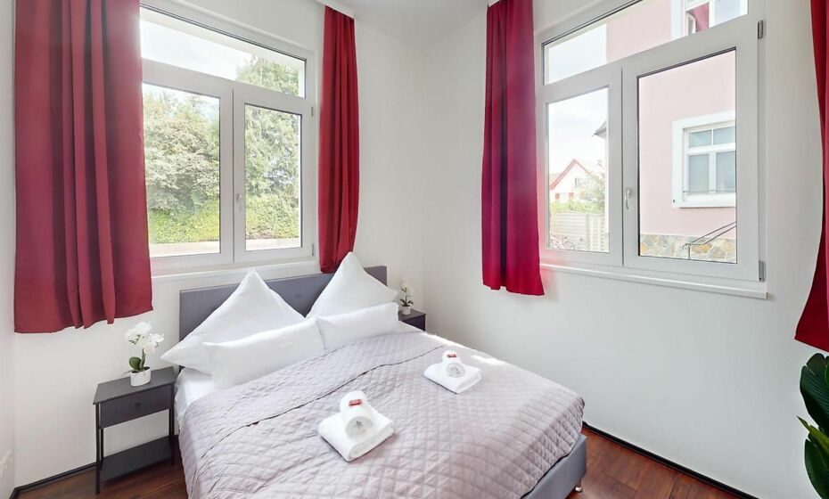 CROWN LIVING Design Loft, KÃ¼che, Bibliothek, Gartensitzplatz