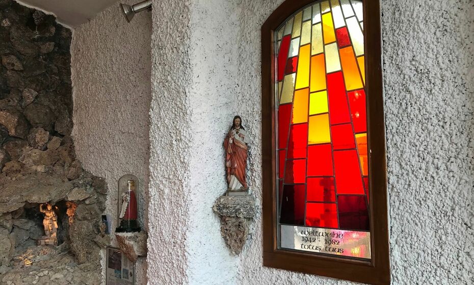 Cornelia Mathis-Rothmund Lourdeskapelle, Lustenau, Glasfenster